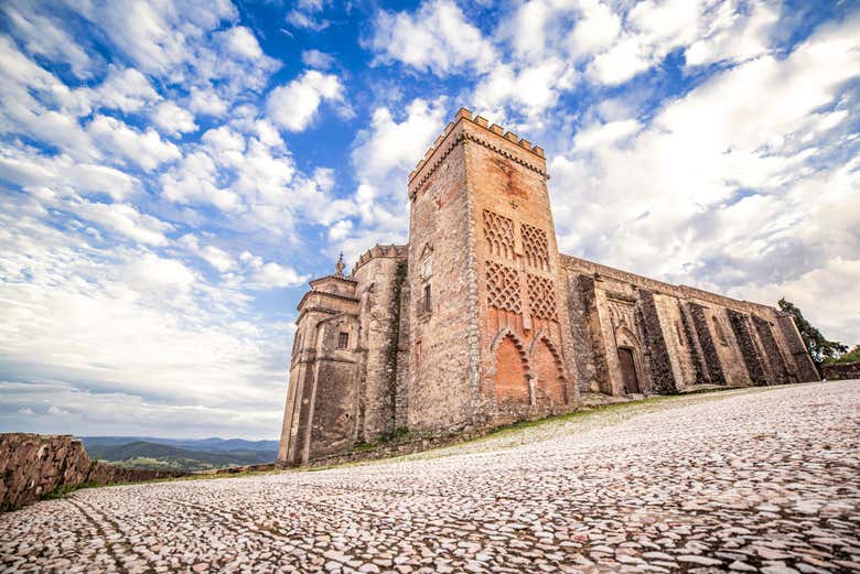 Admirando a igreja junto do castelo de Aracena 