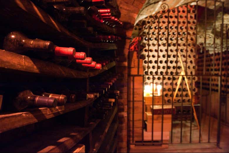 Garrafas de vinho armazenadas na adega subterrânea