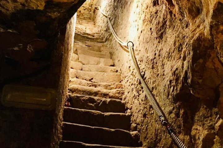 Escalier de la cave souterraine