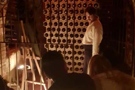 Durante o tour teatralizado pela bodega
