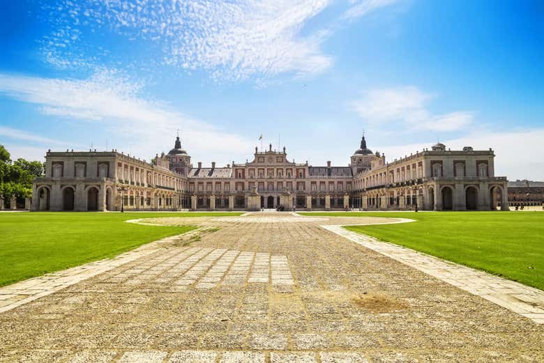 Enjoy the palace along the Tagus River