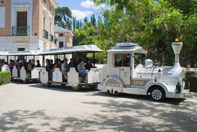 Disfrutando del recorrido del tren turístico de Aranjuez 