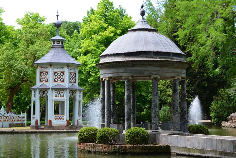Admire the pavilions in the Gardens
