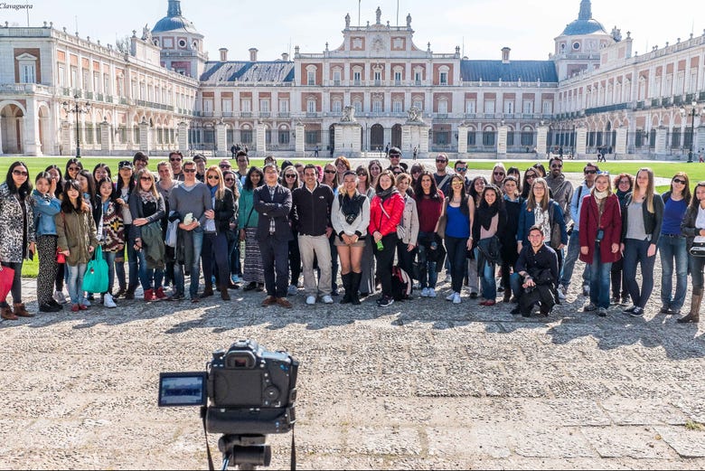 Foto de grupo frente al Palacio Real de Aranjuez