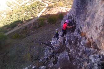 Escalando por uma via ferrata