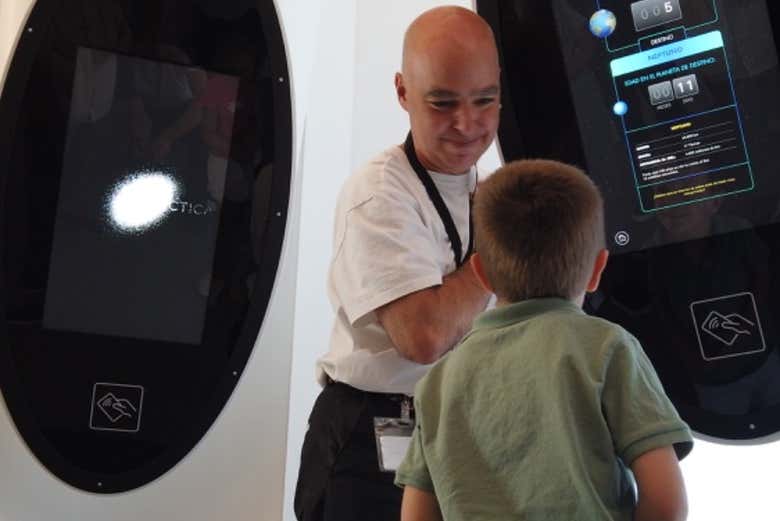 Un niño aprendiendo sobre las estrellas