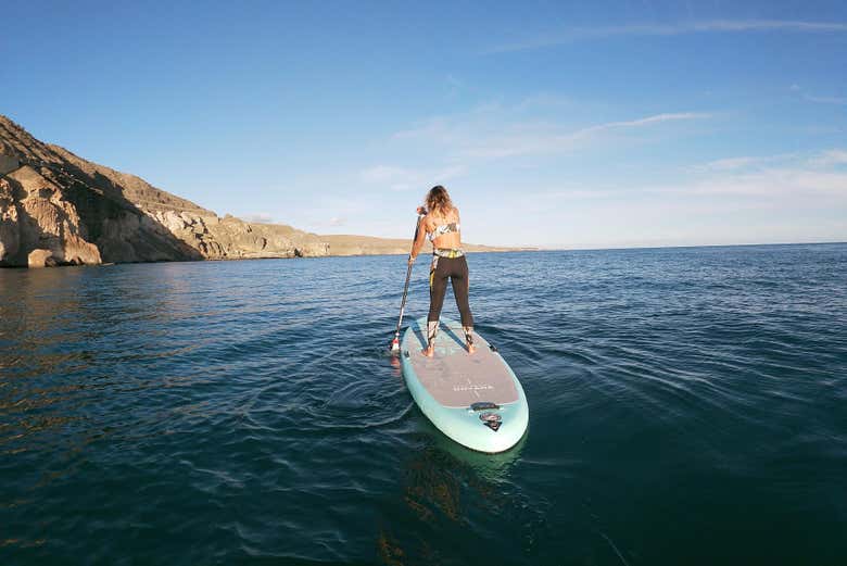 Una ragazza rema sulla tavola da surf ad Arguineguín