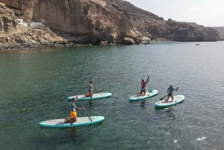 Gruppo remando lungo la costa di Gran Canaria