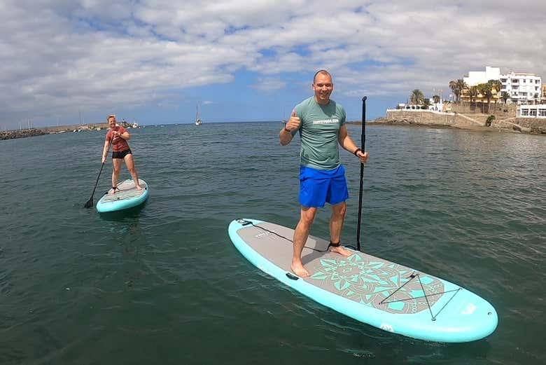 In posa sulla tavola da paddle surf