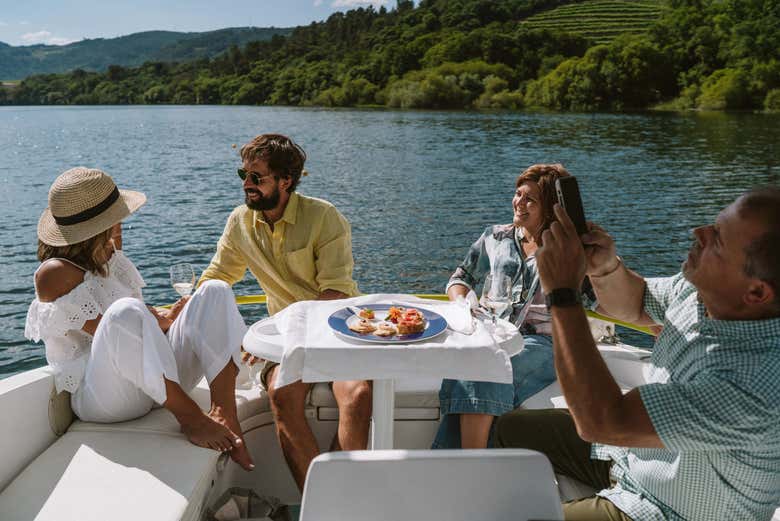 Si zarpáis por la mañana, tomaréis un aperitivo a bordo