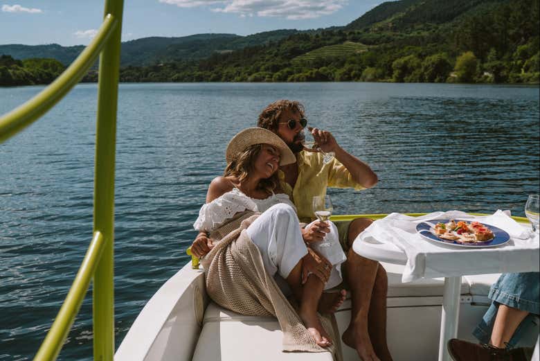 Disfrutando del paseo en barco eléctrico