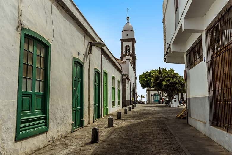 Admirando la iglesia de San Ginés en Arrecife