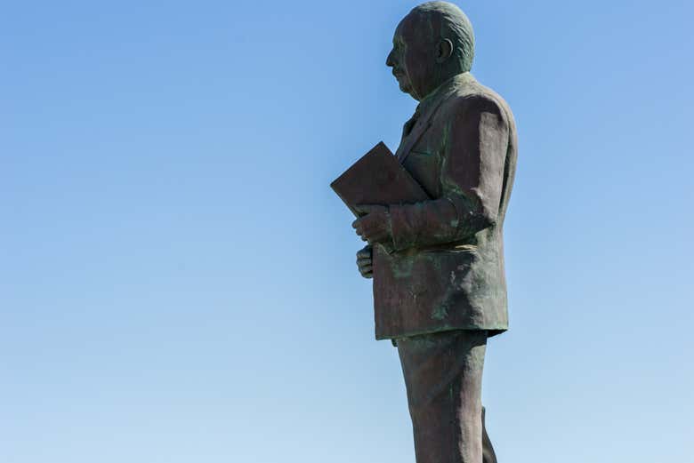 Estatua de Blas Cabrera Felipe en Arrecife