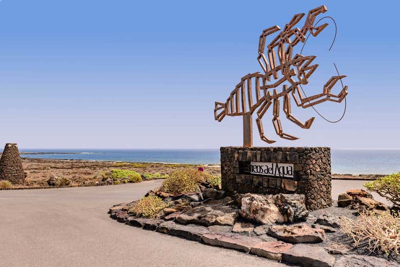 A la entrada de los Jameos del Agua