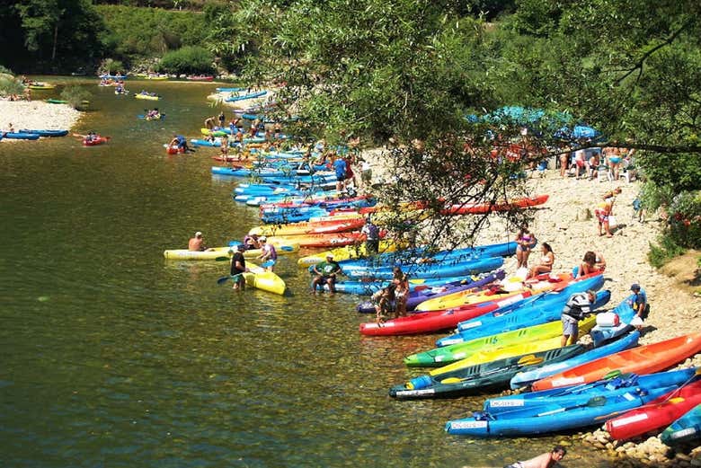 Canoas listas para el descenso