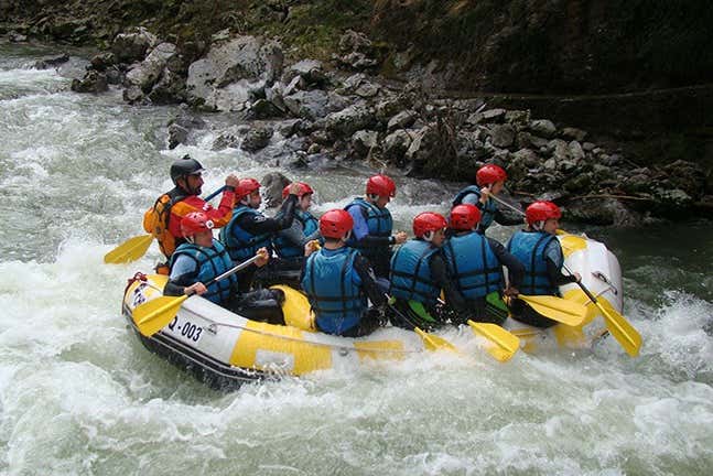 Practicando rafting en el río Ebro