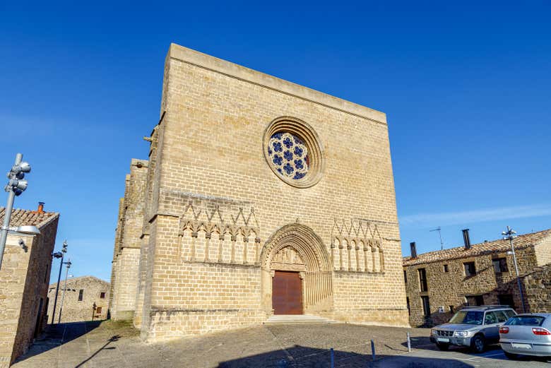 Puerta principal de la iglesia de Artajona