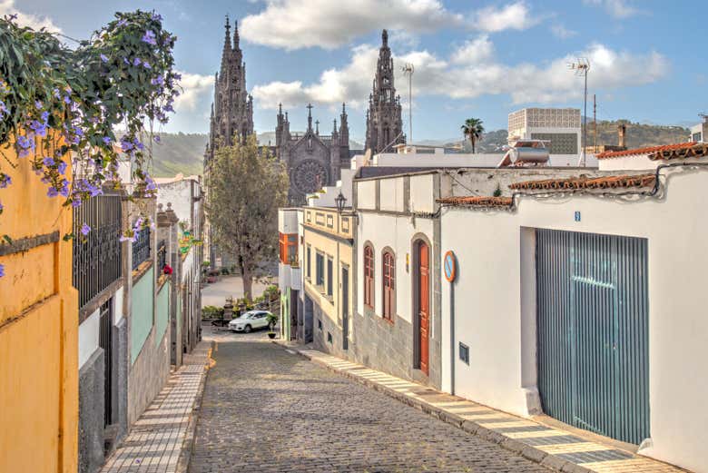 Una calle con la iglesia de San Juan Bautista al fondo