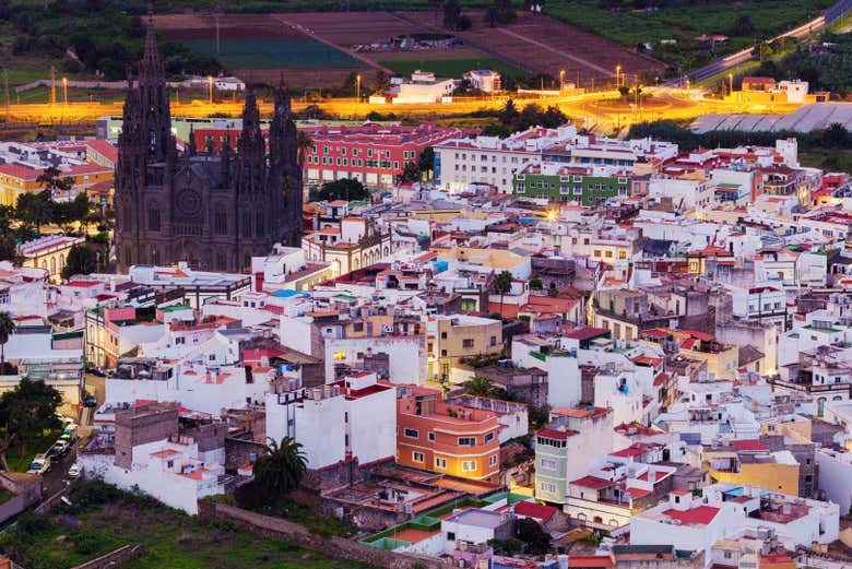 Vista aérea de Arucas iluminada