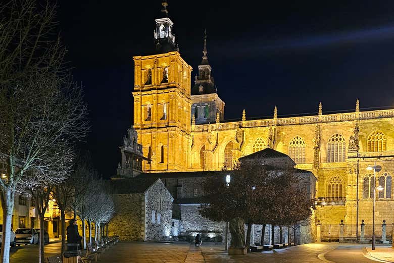 Catedral de Santa María de Astorga por la noche