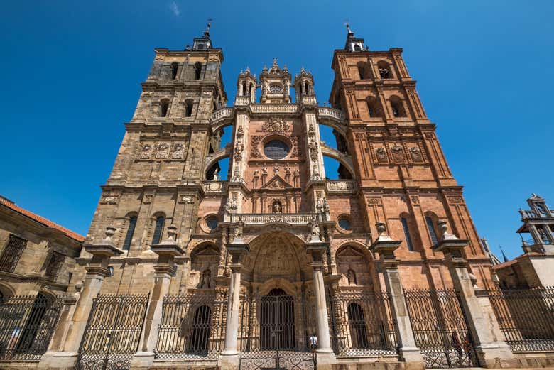 Admirando a catedral de Santa Maria