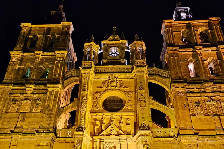 Exterior de la imponente Catedral de Astorga