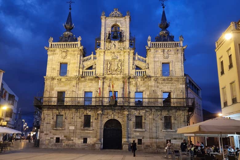 Fachada iluminada del Ayuntamiento de Astorga