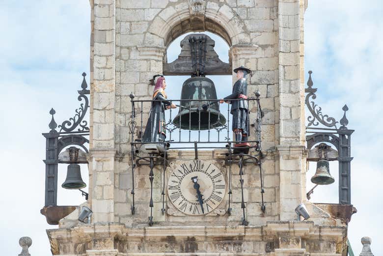 Contemplez l'horloge de l'hôtel de ville d'Astorga