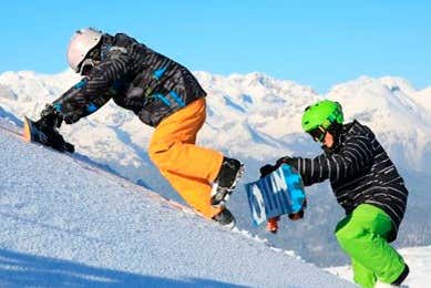 Deux enfants jouant dans la neige à Astún