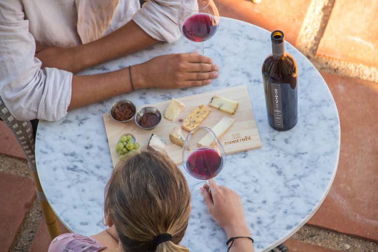 Degustando os produtos da adega