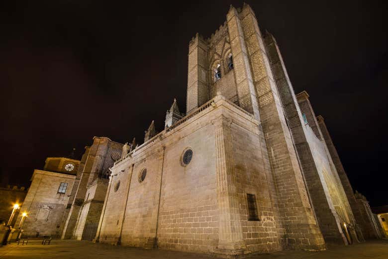 Catedral de Ávila en la noche