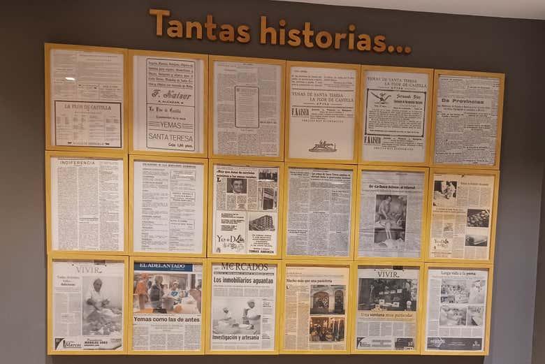 Recortes de prensa expuestos en el museo