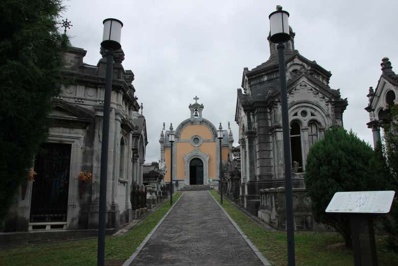 Rua principal do cemitério La Carriona