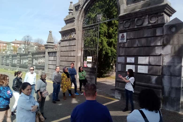 Um grupo de turistas ouvindo as explicações do guia