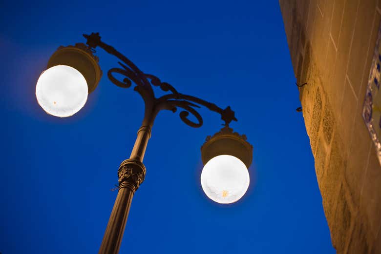 Parcourez Badajoz à la tombée de la nuit