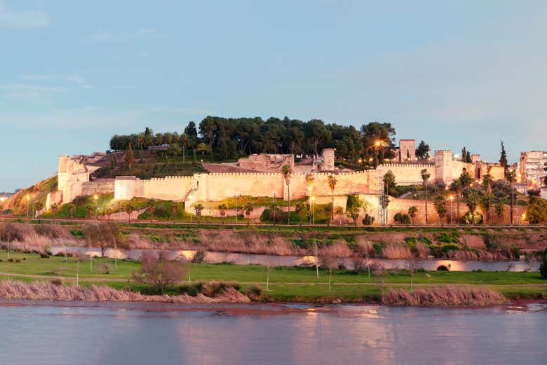 Murailles de Badajoz vues depuis le fleuve Guadiana