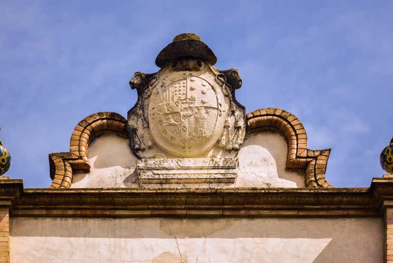 Contemplando los escudos que decoran las fachadas de Baena