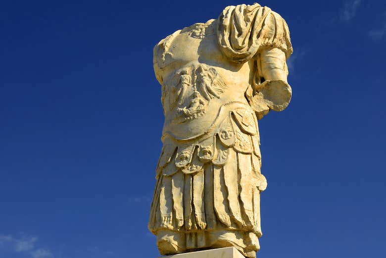 Esculturas en el yacimiento de Torreparedones