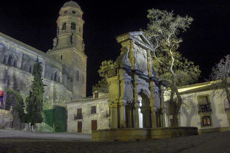 Tour the Plaza del Pópulo
