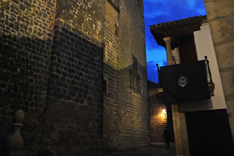 Passeando pelo centro histórico de Baeza ao anoitecer