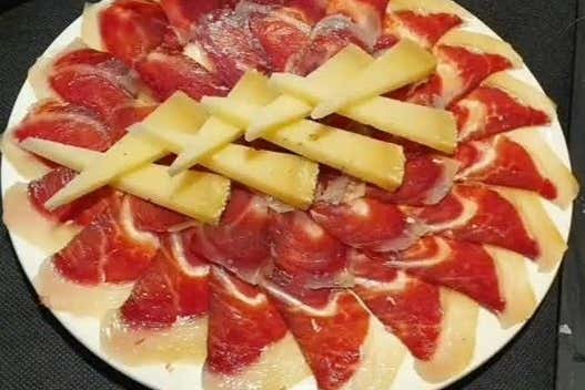 Déguster de la charcuterie et du fromage