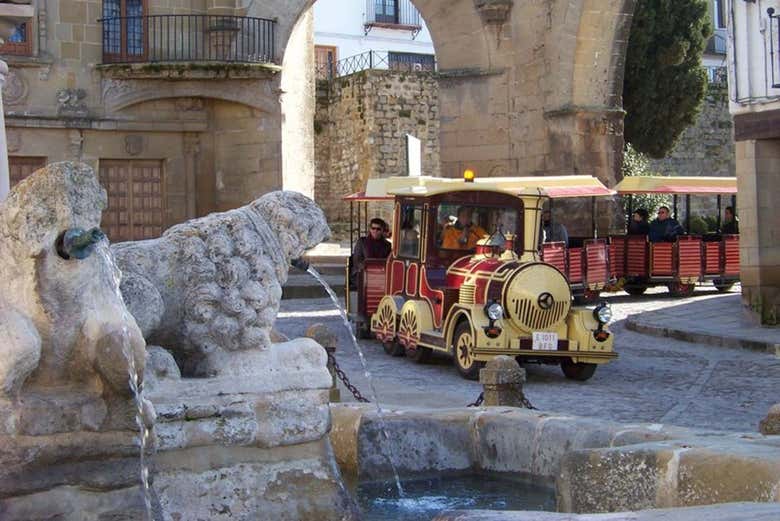 O trem turístico na Praça de Santa Maria, em Baeza