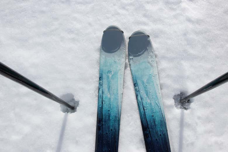 Skis sur la neige