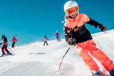 Petite fille descendant une piste en ski à Baqueira