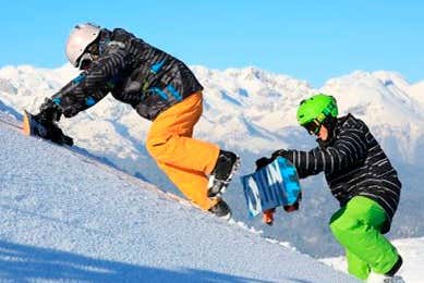 Deux enfants jouant dans la neige