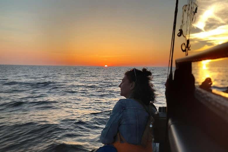 Una mujer a bordo del barco por el Cabo de Trafalgar