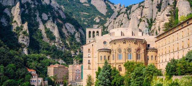 Excursión a Montserrat con tren cremallera o Aeri