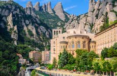 Excursión a Montserrat con tren cremallera o Aeri