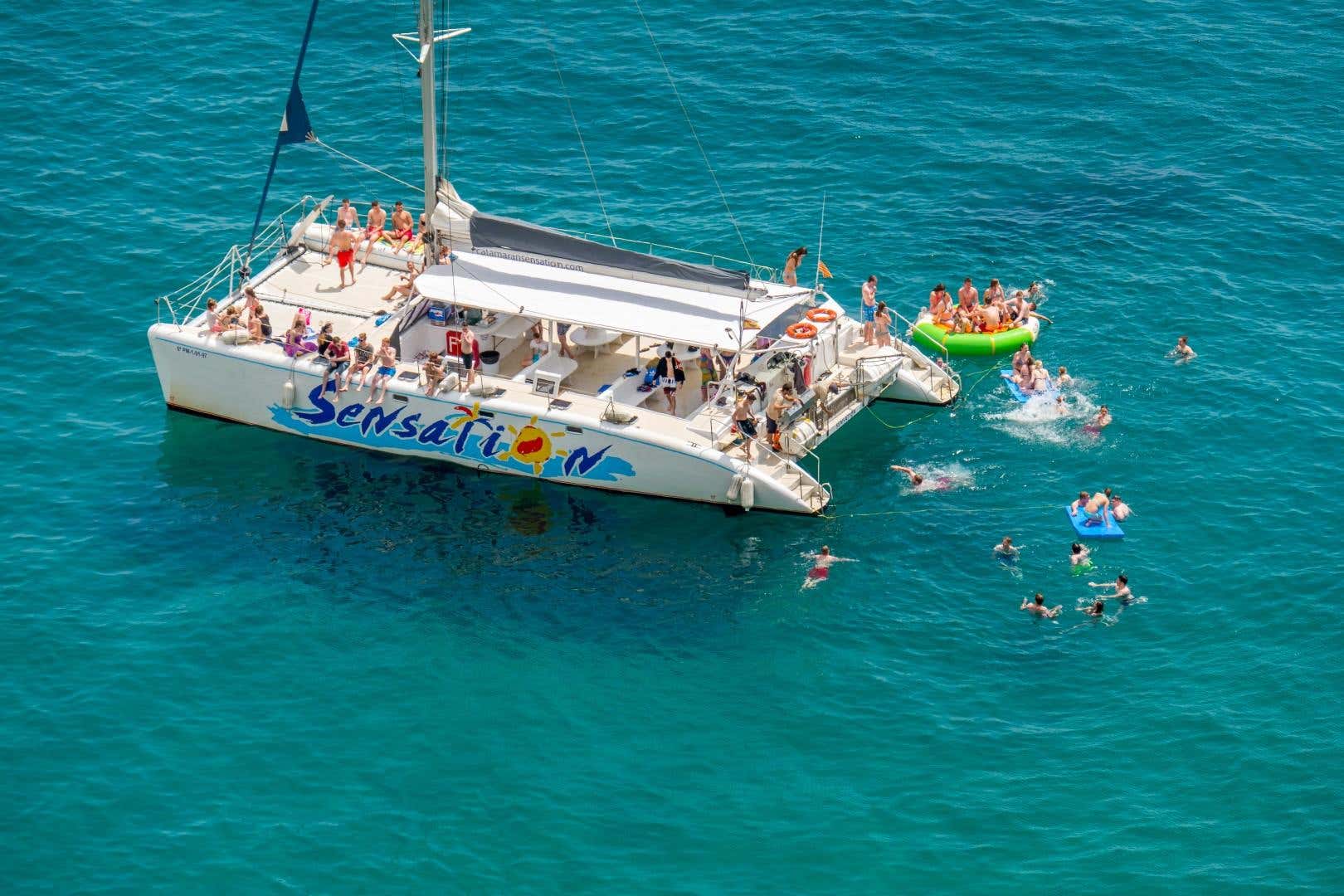 Fête sur le catamaran Sensation Barcelona