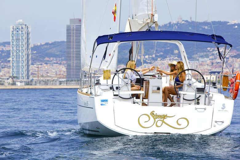 Surcando en velero la costa de Barcelona